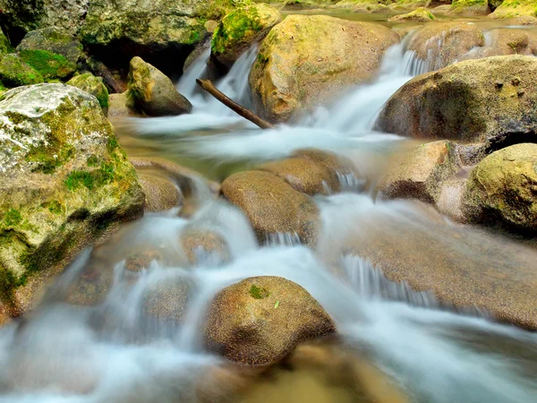 Szybko creek i wodospad wśród kamieni — Zdjęcie stockowe