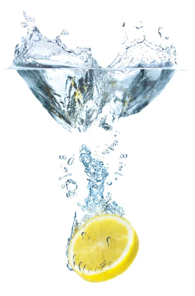 Citron a voda stříkající. — Stock fotografie