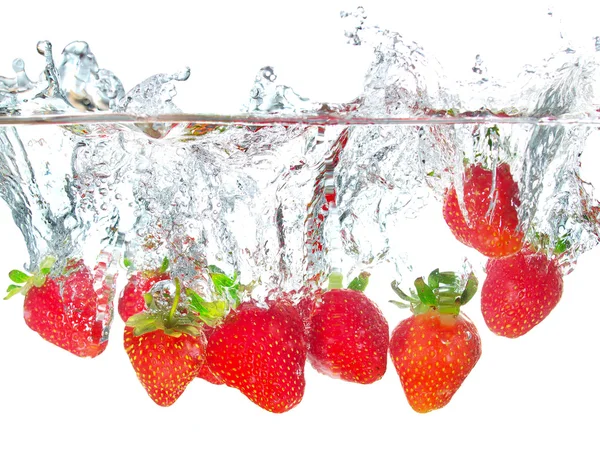 Helle Erdbeere und Wasserspritzer. — Stockfoto