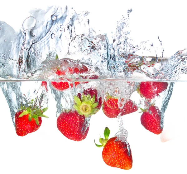 Helle Erdbeere und Wasserspritzer. — Stockfoto