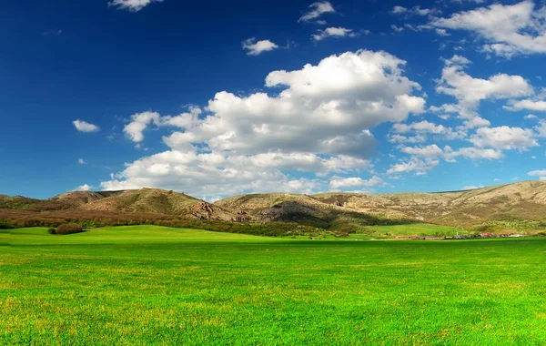 Campo no vale da montanha . — Fotografia de Stock