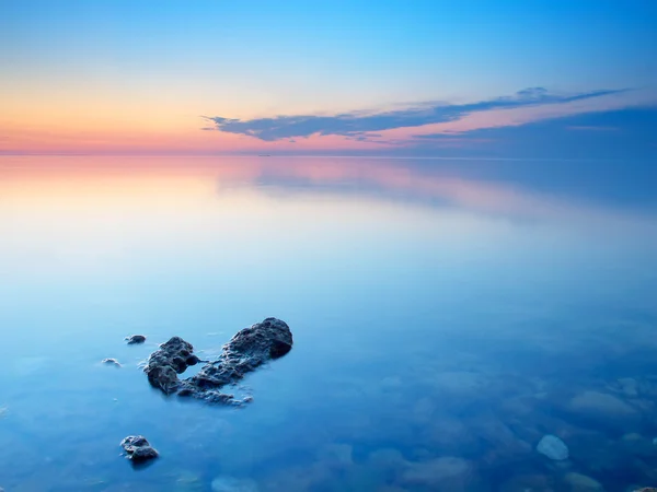 Gün batımı sırasında sakin deniz. — Stok fotoğraf