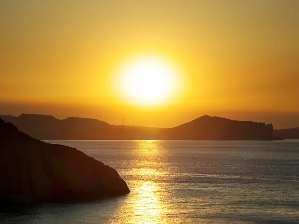 Mar calmo durante o pôr-do-sol . — Fotografia de Stock
