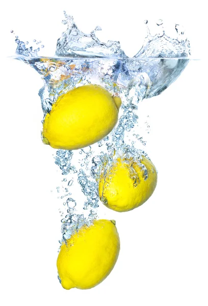 Leuchtend gelbe Zitronen und Wasserspritzer Stockfoto