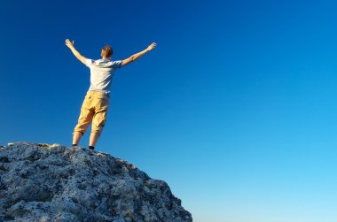 gökyüzü arka planda Man