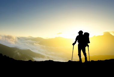 dağ tepe üzerinde turist
