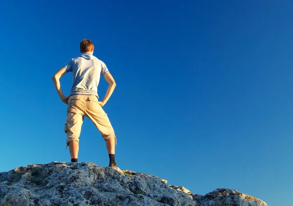 Persona en la cima de la montaña — Foto de Stock