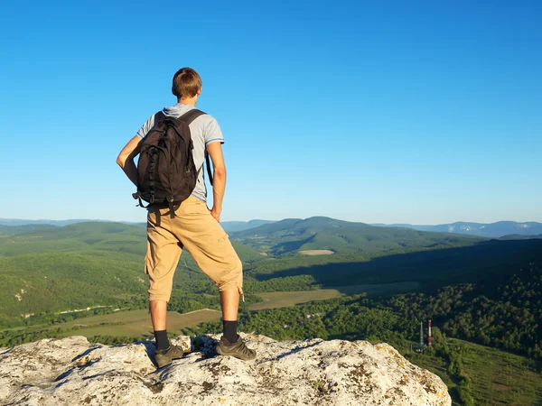 Tourist auf dem Gipfel des Berges — Stockfoto