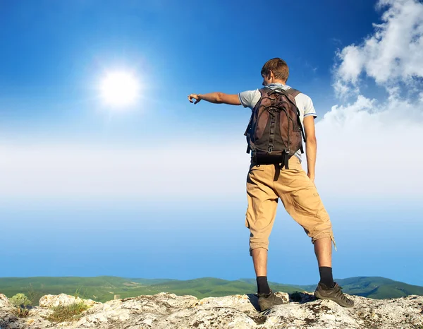 Tourist auf dem Gipfel des Berges — Stockfoto