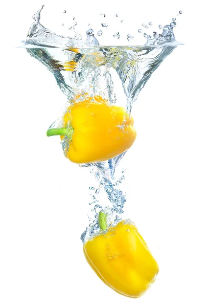 Leuchtend gelbe Paprika unter Wasser — Stockfoto