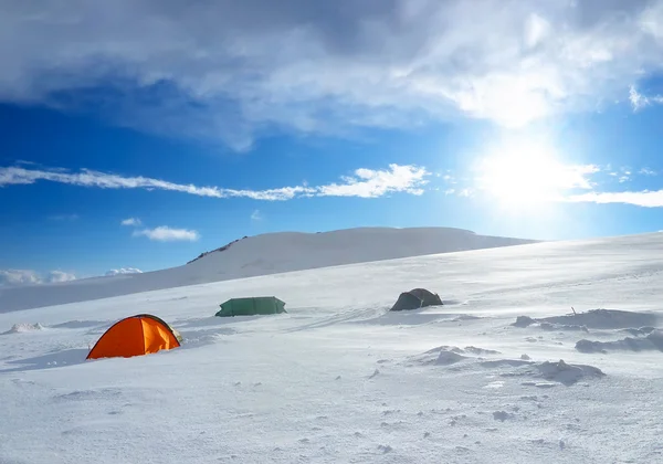 Läger i höga berg — Stockfoto