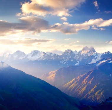 dağlar ve güneş kızdırma kış zamanında