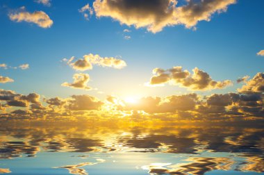 Deniz ve gökyüzü gün batımı sırasında sakin