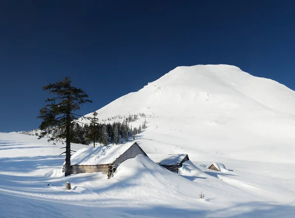 Berge und Sonne leuchten zur Winterzeit — Stockfoto