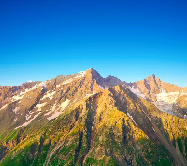 Montagnes et soleil brille à l'heure d'hiver — Photo