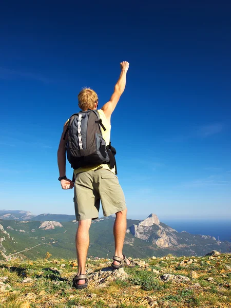 Escalador en la montaña — Foto de Stock