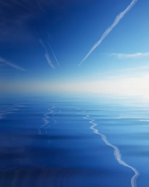 Parlak gökyüzü ve su — Stok fotoğraf