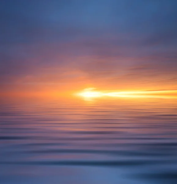 Calma mare e cielo durante il tramonto — Foto Stock