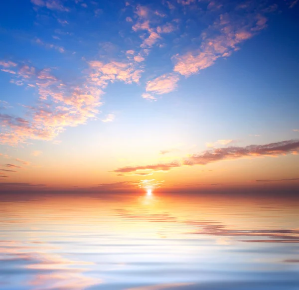 Ήρεμη θάλασσα και ουρανό κατά την δύση του ηλίου — Φωτογραφία Αρχείου