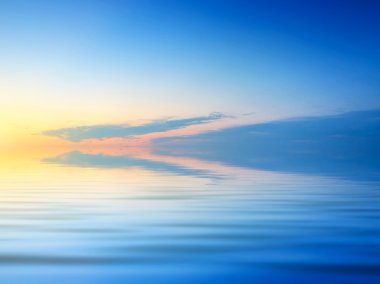 Deniz ve gökyüzü gün batımı sırasında sakin