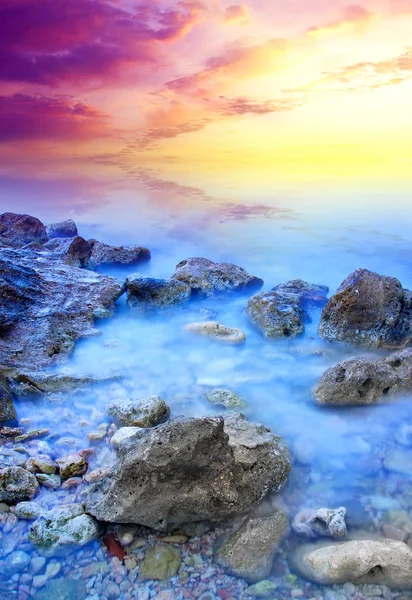 Морський камінь і яскраве небо під час заходу сонця — стокове фото