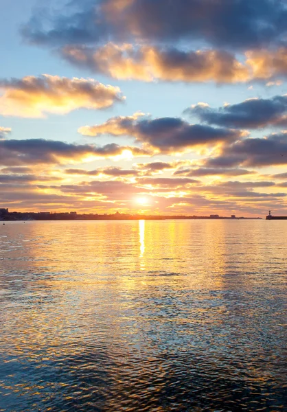 Acalme o mar e o céu durante o pôr do sol — Fotografia de Stock