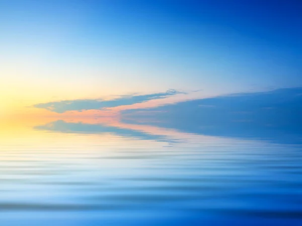Kalme zee en hemel tijdens zonsondergang — Stockfoto