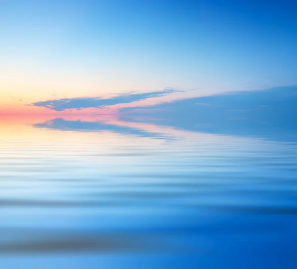 Kalme zee en hemel tijdens zonsondergang — Stockfoto