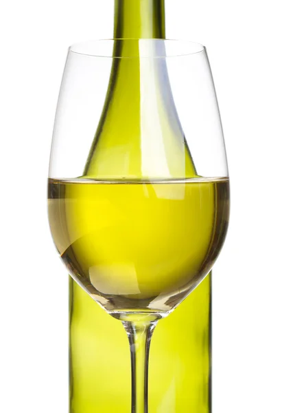 Виноградники і пляшка з білим вином — стокове фото