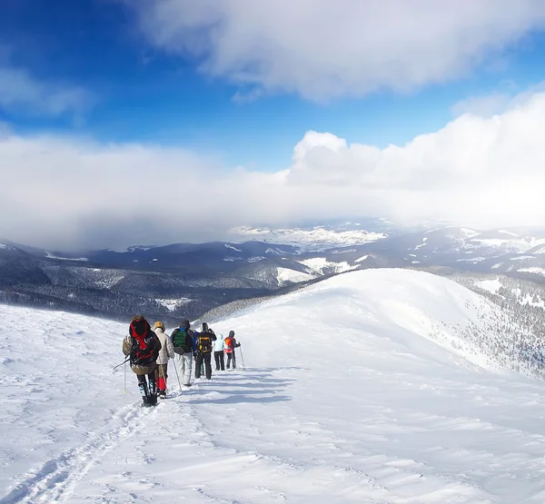 Touristes sur hil de montagne — Photo