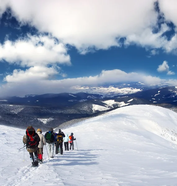 Turystów na góry hil — Zdjęcie stockowe