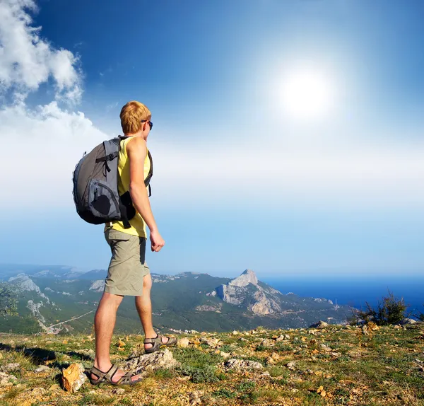 Turista sulla cima della montagna — Foto Stock