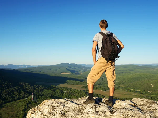 Tourist on mountain peak — Stock Photo, Image