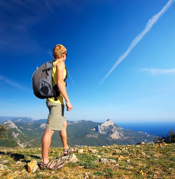 Tourist on mountain peak — Stock Photo, Image