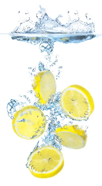 Limones y salpicaduras de agua — Foto de Stock