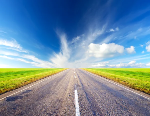 Road and bright sky — Stock Photo, Image