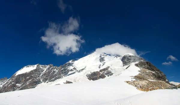 Kar dağ ve gökyüzü — Stok fotoğraf