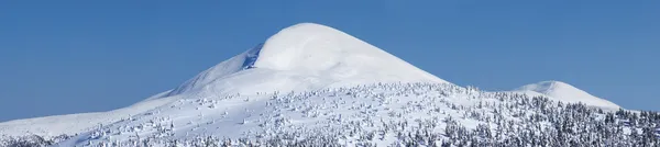 Bjergtop og blå himmel - Stock-foto