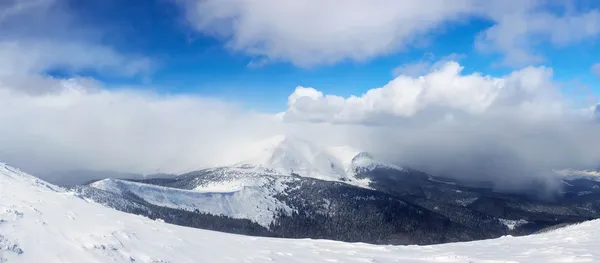 Montanha de neve e céu — Fotografia de Stock