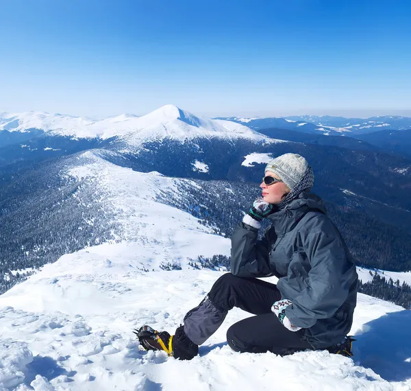 Mujer en la montaña — Foto de Stock