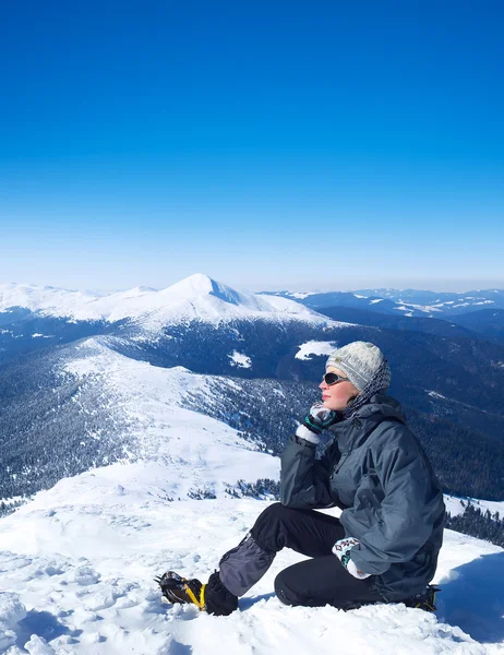 Mujer en la montaña — Foto de Stock