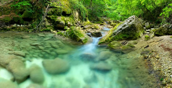 Красивый водопад — стоковое фото