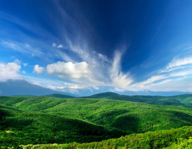 tepeler ve bulutlar.