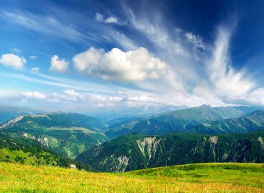 vadi ve bulutlu gökyüzü.