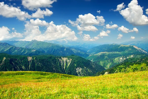 Ljusa himlen i berget dalen — Stockfoto