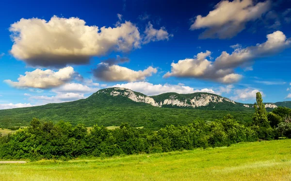 Zelené kopce a obloha — Stock fotografie
