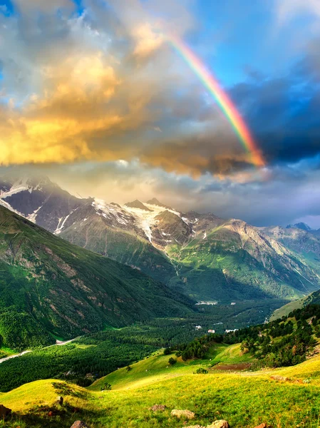 Arco-íris no vale da montanha — Fotografia de Stock