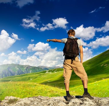 Dağlarda bir turist