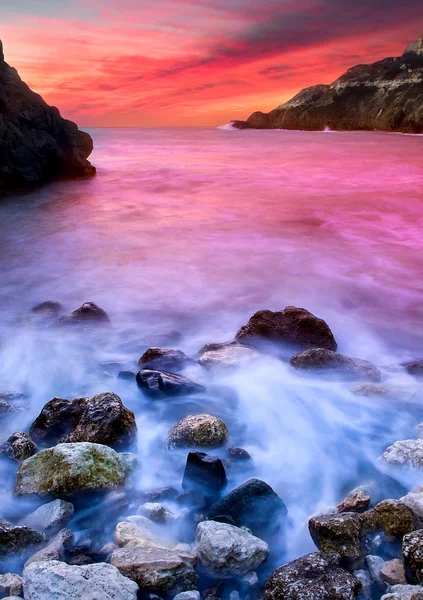 Piedra y olas al atardecer — Foto de Stock