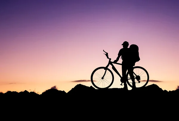 Silhouette of a bike tourist — Stock Photo, Image